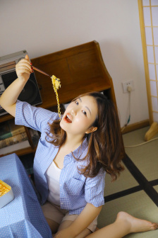 老爷含着春桃的乳